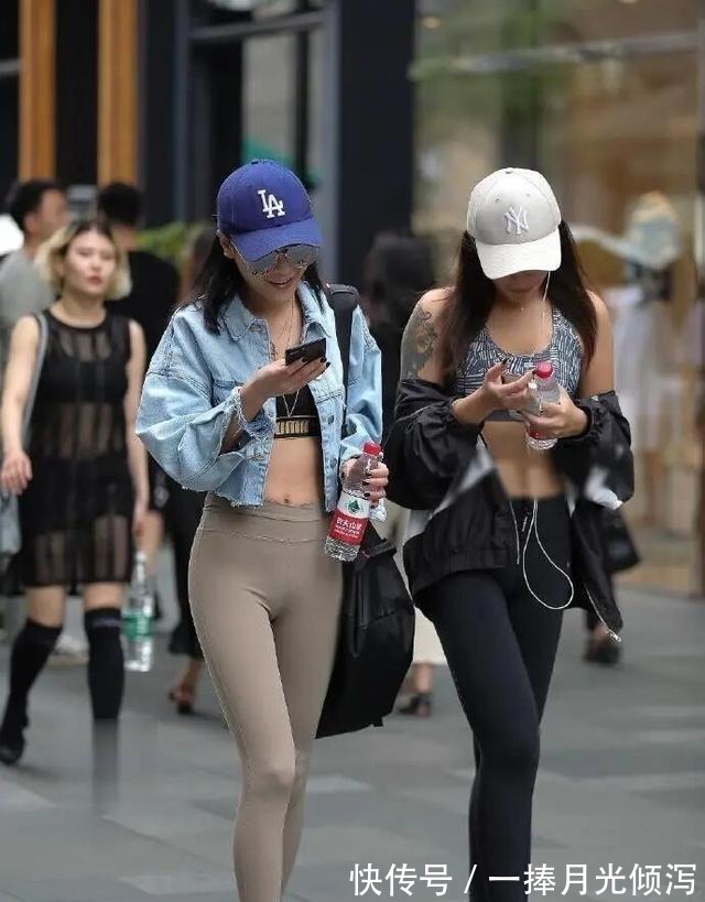 丝巾|瑜伽裤的甜美穿搭,不仅充当礼服也能驾驭时尚穿搭,身材完美