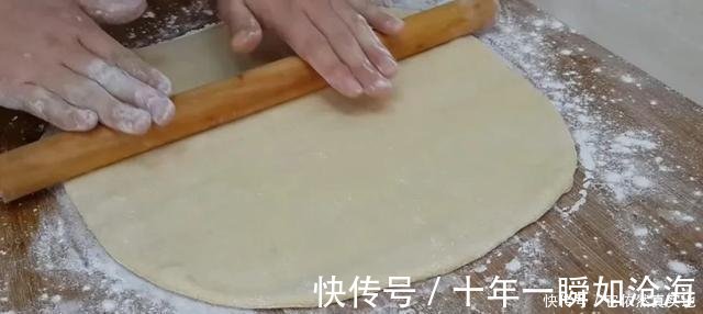 创意|1斤红豆，3勺面粉，擀一擀烙一烙，做出创意烧饼，比面包香甜好吃！