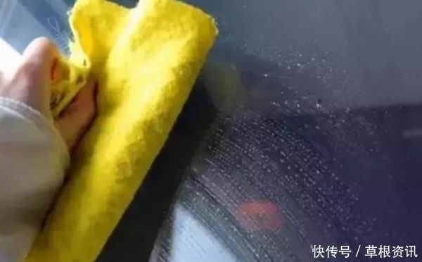 擦玻璃|玻璃脏了别傻傻爬窗擦!教你一个笨方法,玻璃干净半年不用擦