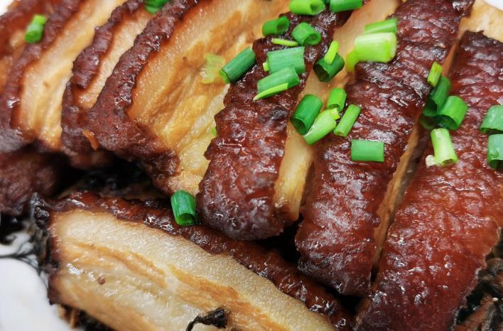 炸扣肉,别直接下锅油炸!大厨教你4点,金黄软糯,好吃不油腻