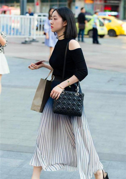 街拍:小姐姐萝莉风的穿搭时尚减龄,精致的小脸,艳如桃李