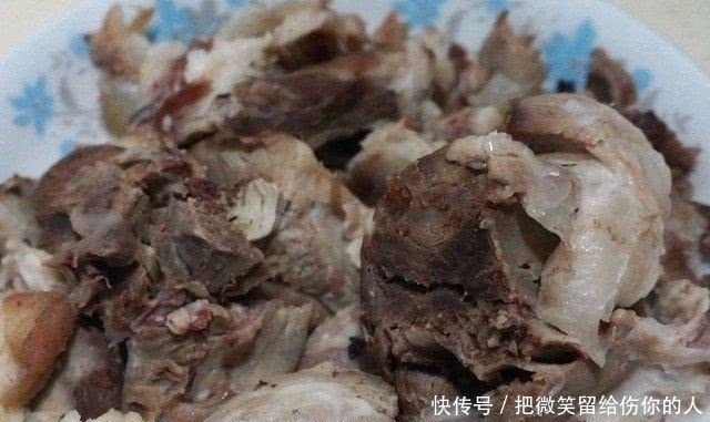 猪身上最美味的部位,价格是排骨的一半,吃货看见不买太傻了