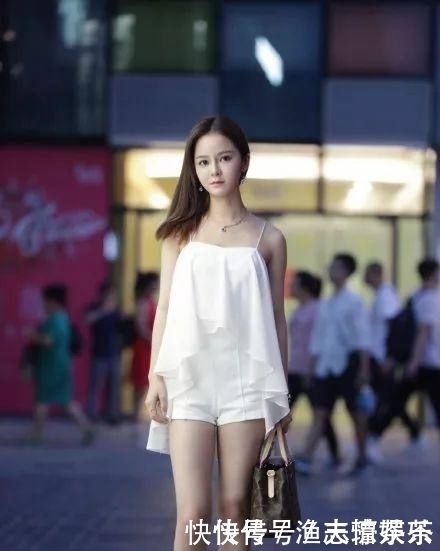 吊带衫|街拍:可爱型的长腿妹子, 一件白色吊带衫清新脱俗!