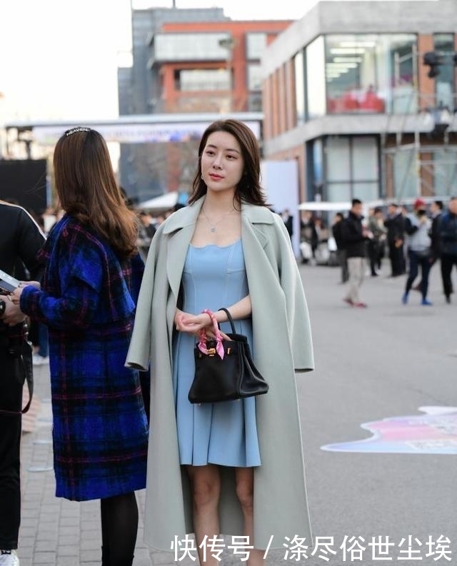 其他人穿沙滩泳衣,小姐姐你穿瑜伽裤做什么,但看起来很漂亮!