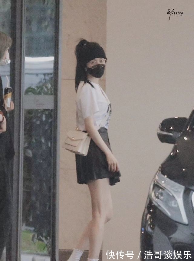 杨幂|杨幂一程飞机换两个造型,脱掉黑丝袜晒超长美腿,犹如漫画女主角