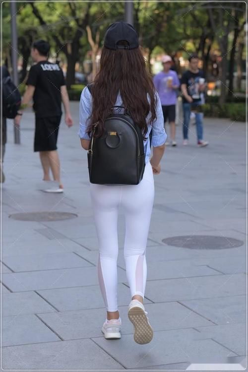 蓝色条纹衬衣搭配纯白色健美裤，清爽甜美