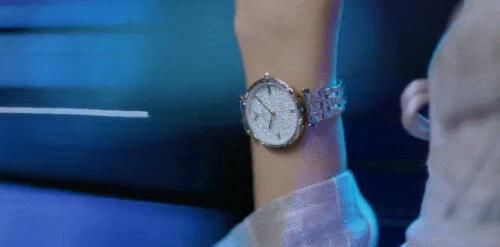 春夏一定要有块阿玛尼手表，简直太好搭了