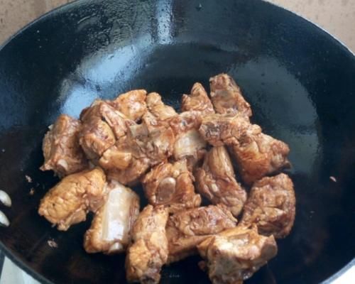 炖排骨,有人焯水,有人直接炖,这才是正确做法,排骨鲜嫩又入味