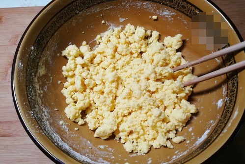 玉米面独特做法,开水一烫,手不沾面,加2个鸡蛋,营养又健康