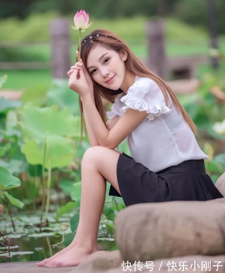 短款 白色圆领小衫,一条黑色短款百褶裙,秀出少女美腿,更加的美丽!