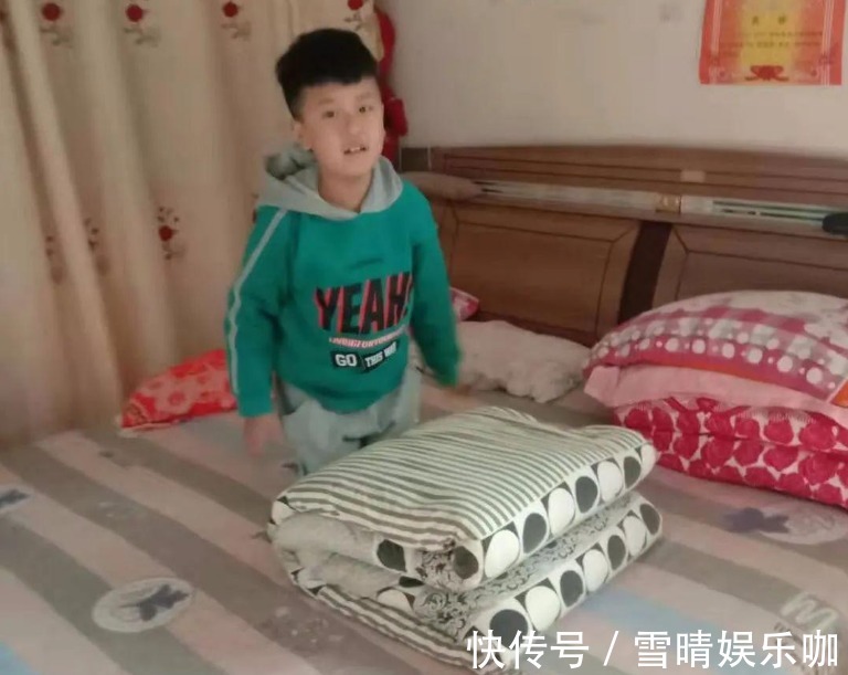 人工作|女大学生因“懒”出名,自制“零食帘”吃喝在床上,臭袜子攒一盆