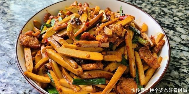 美味|几块钱的香干,和蒜苗、猪肉简单一炒,出锅下饭又美味