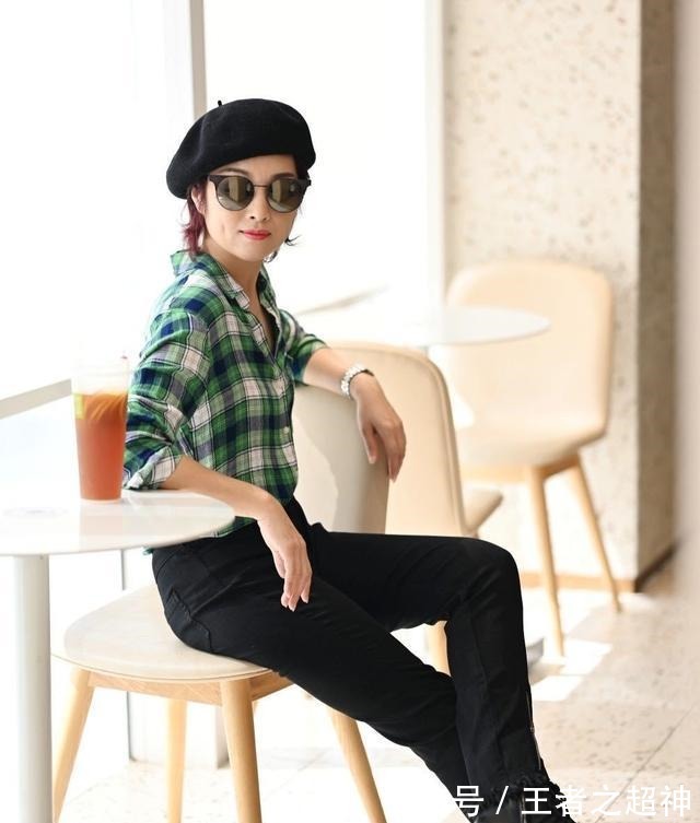 女人 年过55岁的女人，入春怎么穿才好看基础色+中性色，高级时髦！