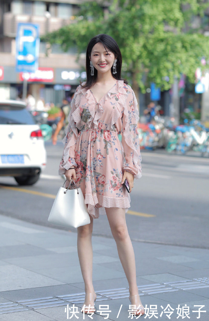 和款式精致的装扮一起,打造靓丽造型,将时尚进行到底