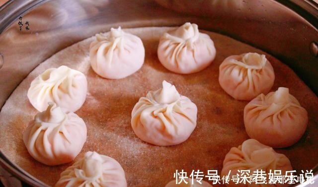 南瓜丝|懒人小笼包，比蟹黄包还好吃，鲜香多汁，不发面不揉面，出锅必光