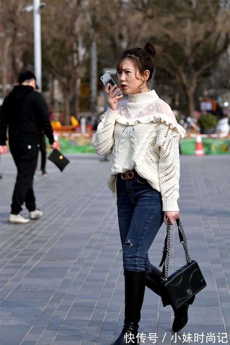 头发 街拍:美女的头发染成蓝色,搭配一条破洞牛仔短裤,时尚有个性!