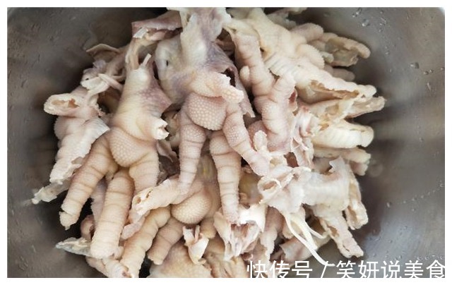 大厨教你做酸辣鸡爪，下饭特开胃，越吃越想吃，比吃肉还香！