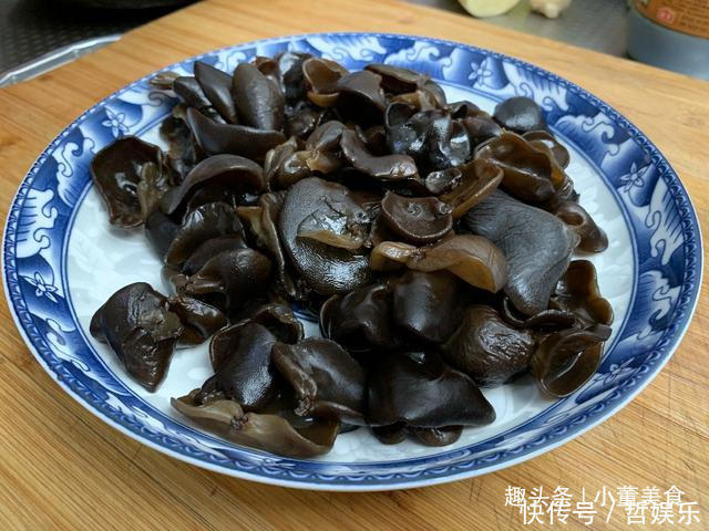 炒木耳总有噼里啪啦响声,教你一个小技巧,轻松就解决,比吃肉香