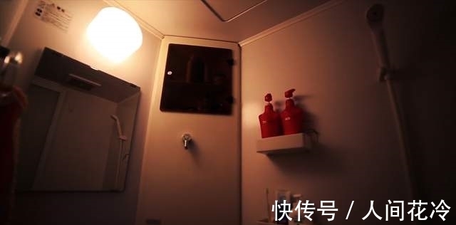艾玛|女孩蜗居在8平方米公寓里,生活设施一应俱全,月租3800贵吗?