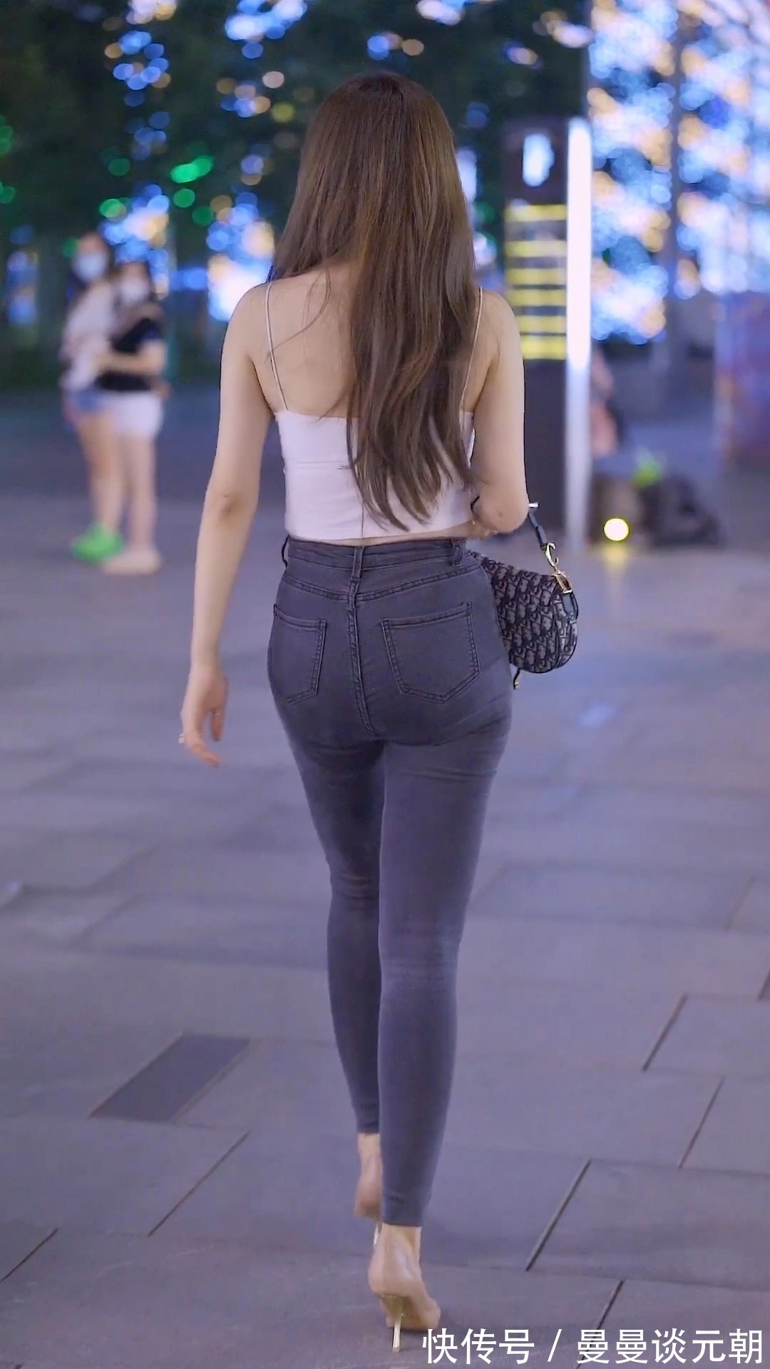 街拍|街拍丰腴小姐姐的基础穿搭，简约吊带配米色高跟鞋，气质太迷人