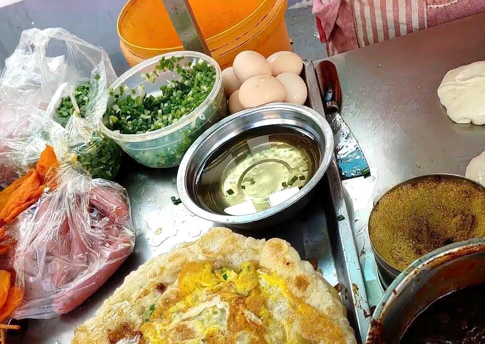 大妈摆摊做鸡蛋饼,配菜只有三样,食客好吃到差点把舌头给吞了