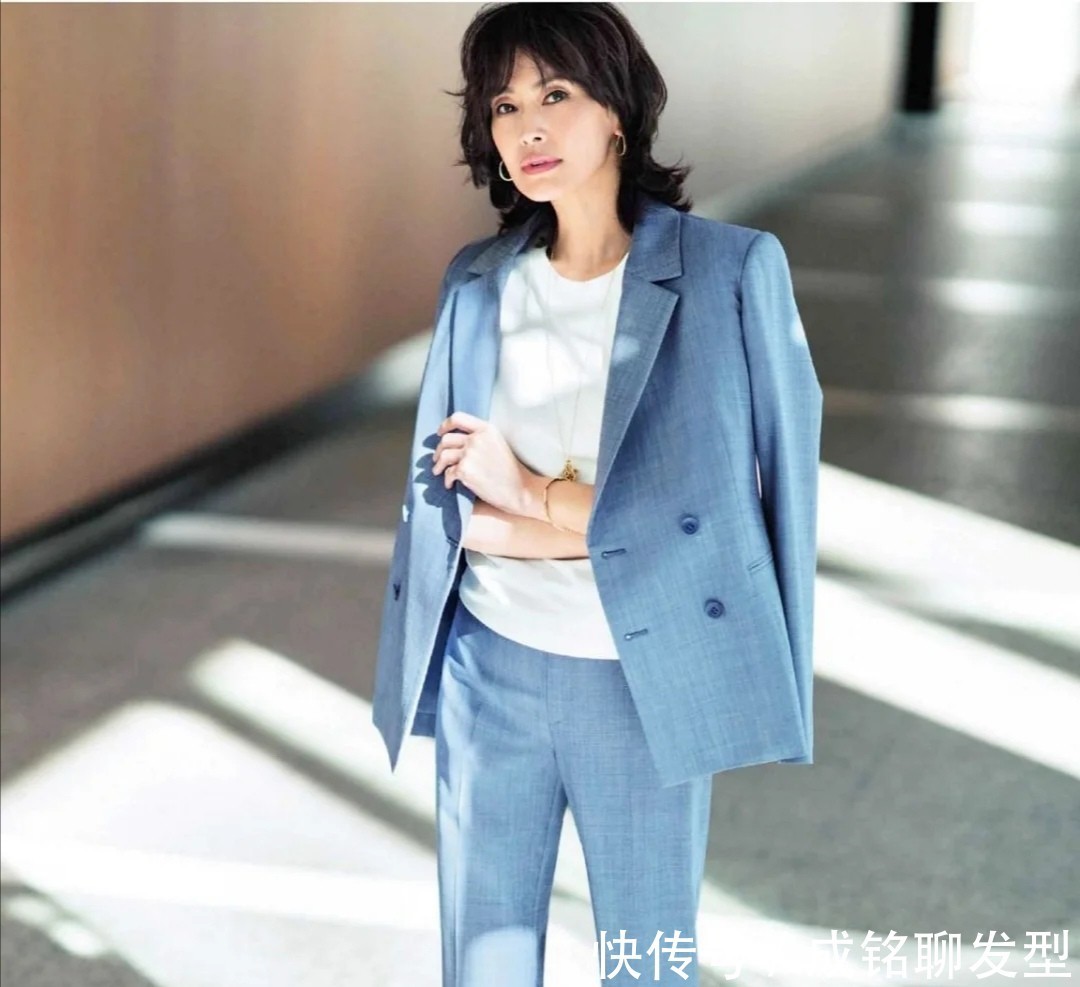 穿搭|五十岁女人搭配秋装,要记牢“3穿3不穿”,优雅得体又与众不同