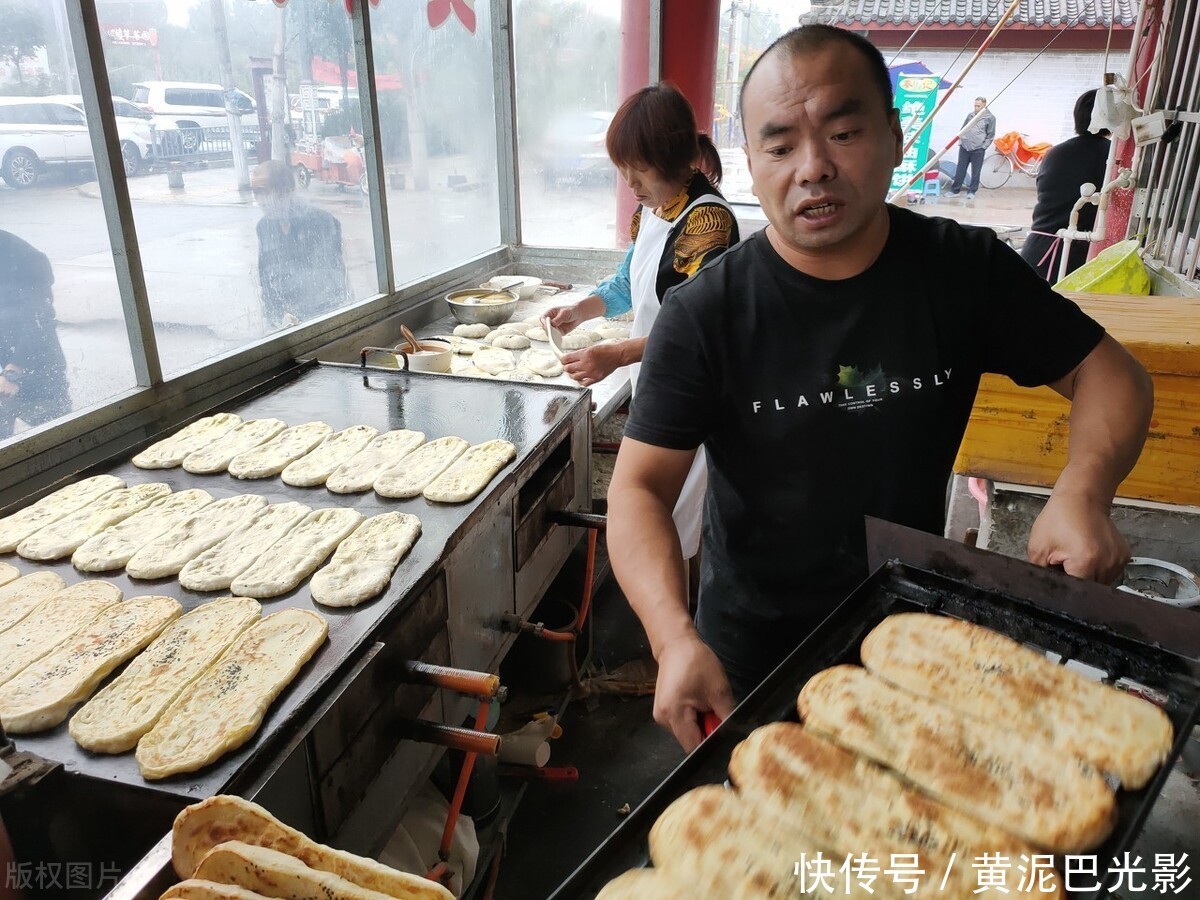  祖传一锅老汤：河南农村1家羊汤馆每天卖30只羊3千个饼子