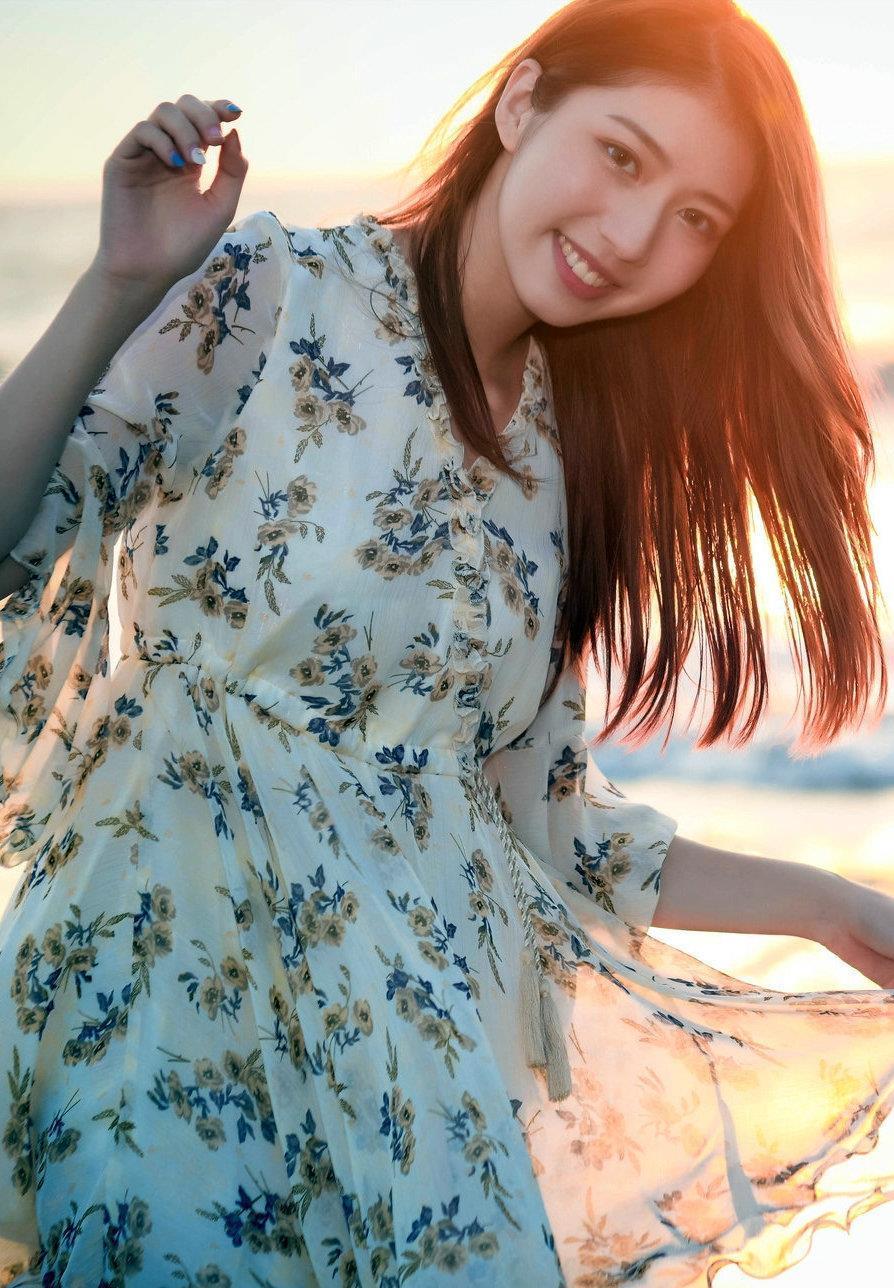 打底裤|碎花连衣裙十分浪漫青春,小V领设计更加精致,带有一点复古气息