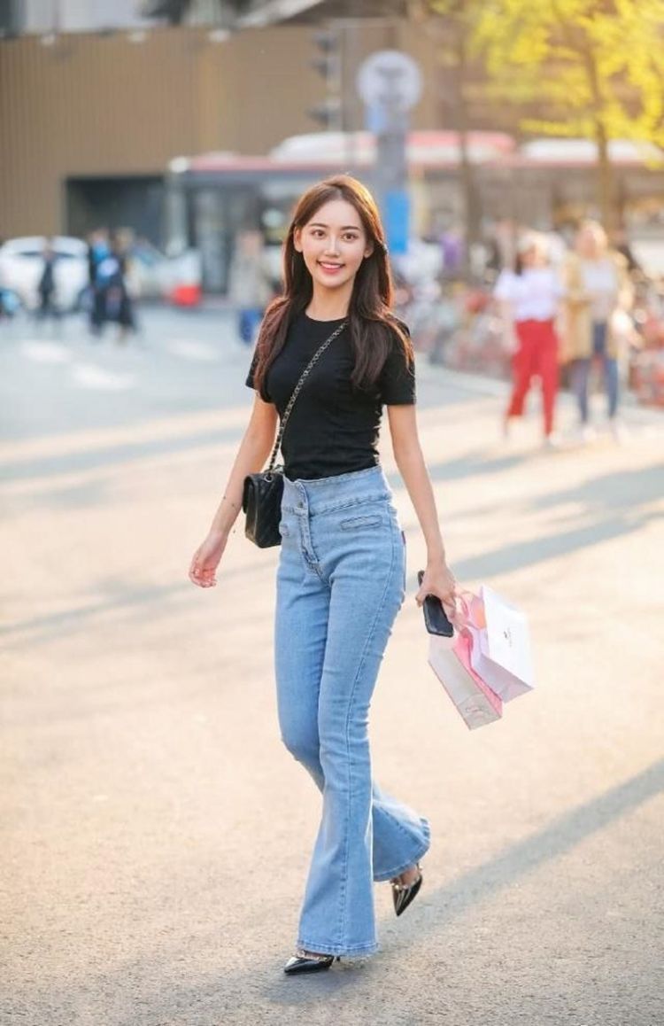 街拍|街拍：一字领上衣搭配半身裙，简直是完美的组合