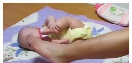 宝宝|宝宝啃自己的小脚丫，爸爸把脚伸过去，宝宝反应也太萌了