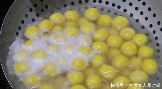  南瓜圆子|南瓜这样做太香了，去外面都吃不到，软糯香甜，一大碗都吃不够