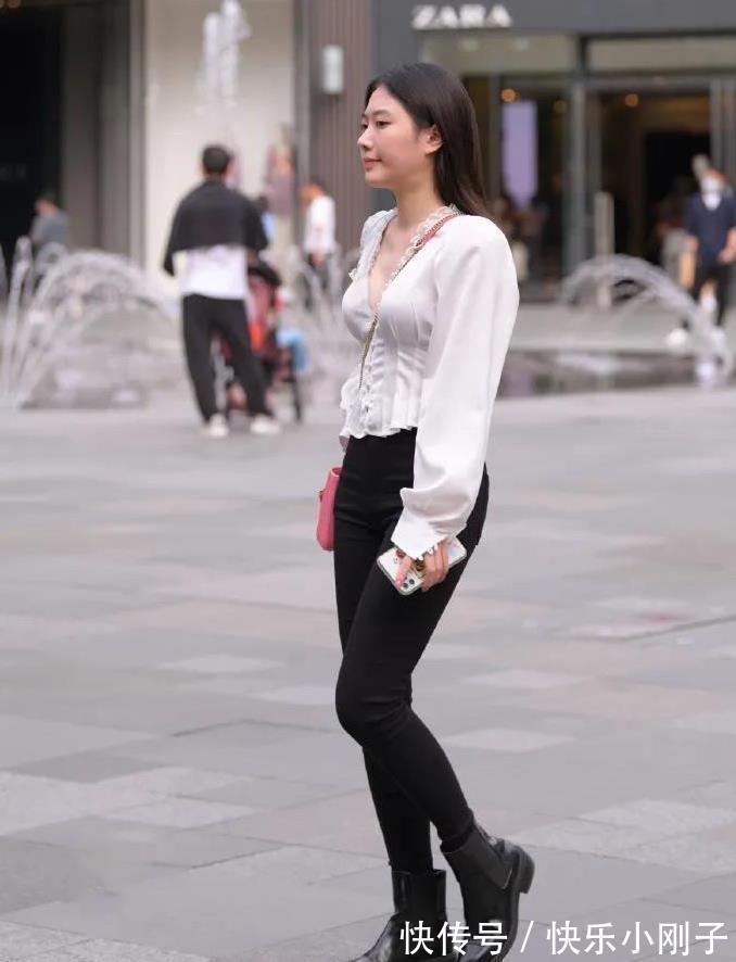 文雅 这个太好看了，虽然肚子有点肉肉的，但是旁边的女朋友还很嫉妒她