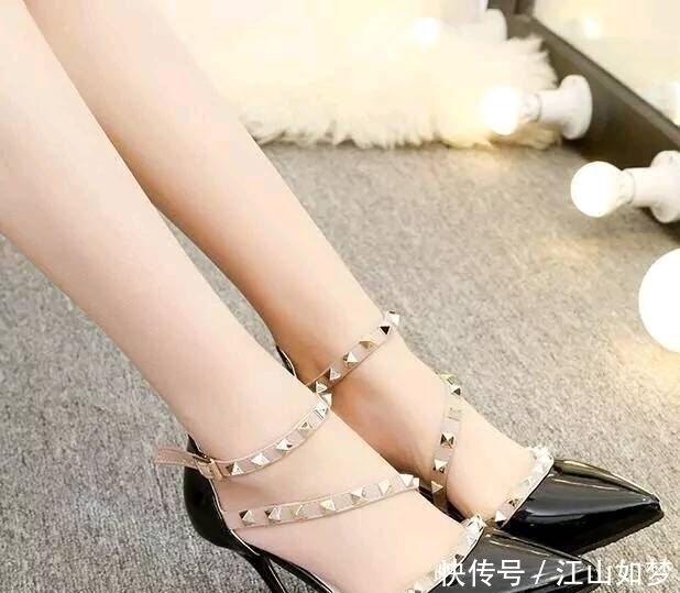 路人|细跟鞋是时尚潮水的前沿,文雅又充满魅力,随意俘虏路人的芳心