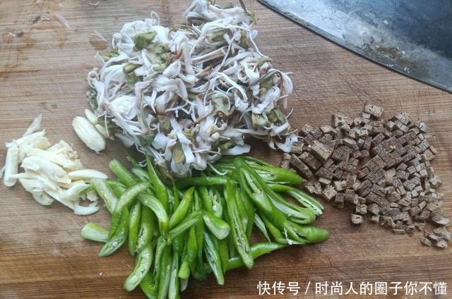 农村这野菜,见了抓一把,焯下水炒,清香爽口,嚼起来爽嫩好下饭