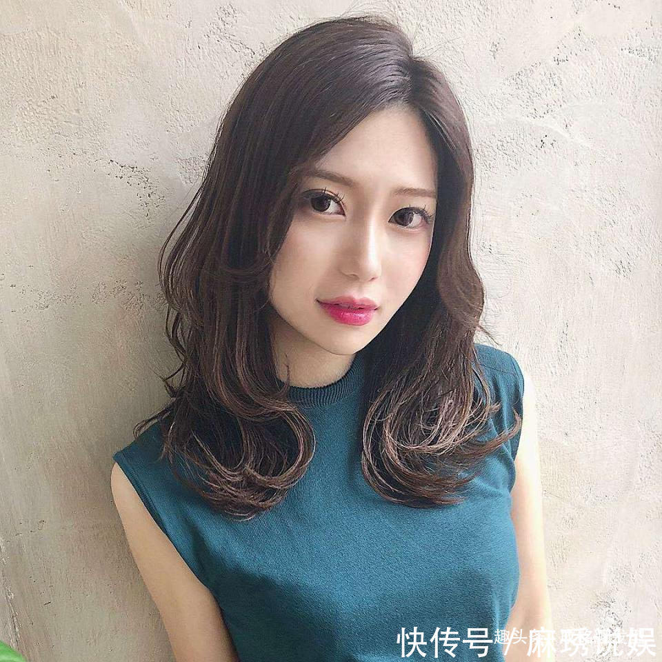 气质 45岁女人如何做出35岁的发型效果这四点一看就明白，减龄还时尚