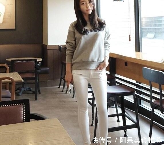 轻松|街拍:紧身牛仔裤美女,轻松地穿出性感女人味