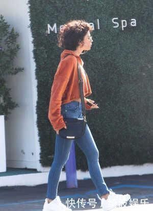 女人不管奔几,卫衣多穿4个“显白色”上身减龄显气色