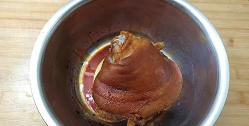 年夜饭“虎皮肘子”怎么做好吃？记住这2个诀窍，口感软烂味香