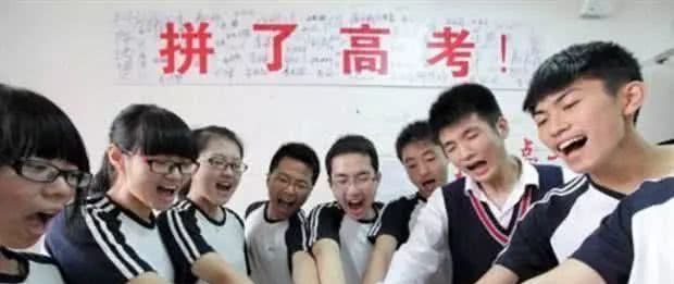 中小学生试卷因书法加分，老师晒出照片，网友：不服不行！