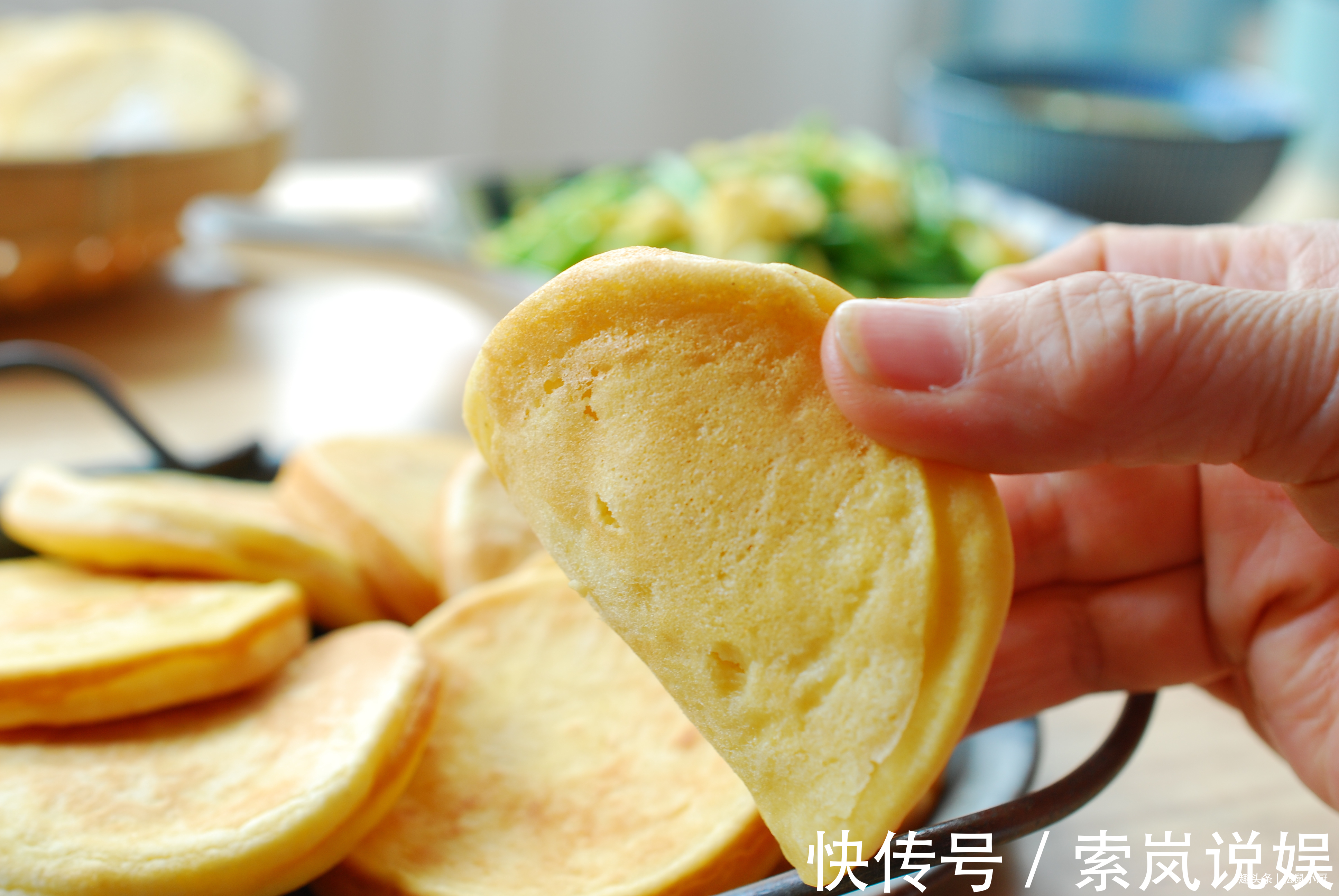 天冷了，用1个鸡蛋2碗面粉做个早餐，孩子特爱吃，脾胃都好了