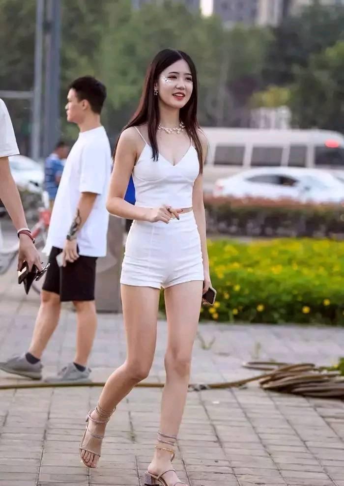 带子 吊带背心搭配牛仔短裤,清爽舒适,大长腿展露无遗!