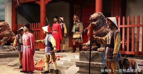 怕死|刽子手嘲讽死囚怕死,死囚我饿了,刽刽子手赶忙下跪先生请!