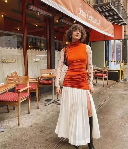 ?女人过了50岁，多穿这3种“冻龄裙”，时髦气质，女儿都夸年轻