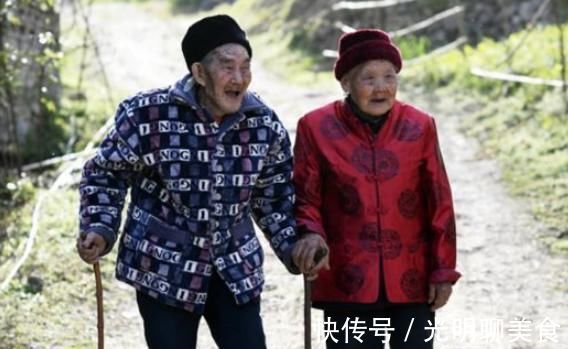 鱼类|膝盖随着年龄增长会“越差”，与其多吃钙片，不如多吃3种食物！