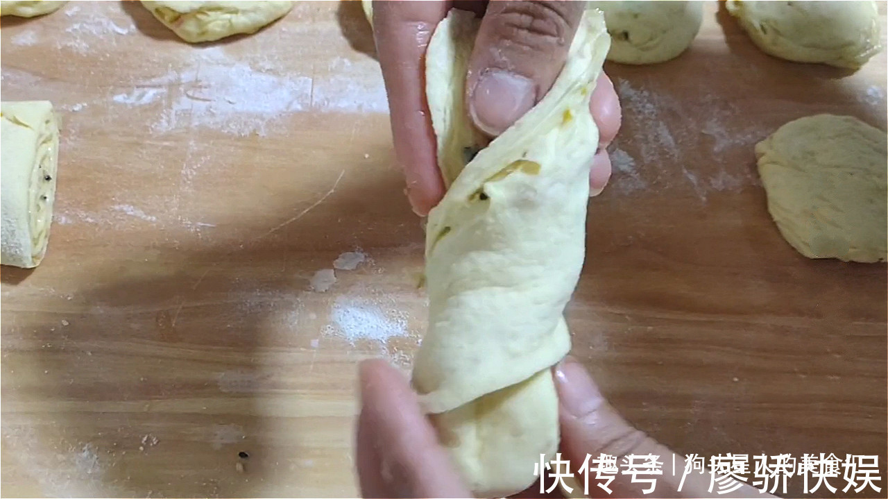 油酥|玉米面油酥饼做法,加多一种材料,口感丰富,吃着蓬松柔软,真香