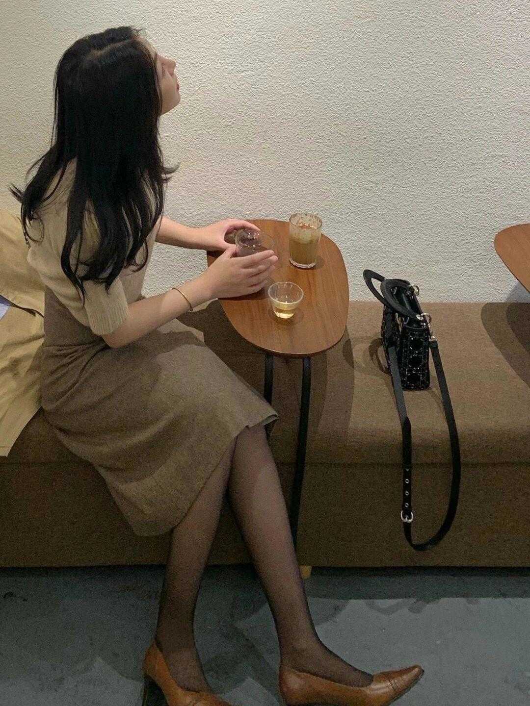 上身|还在为选下装而发愁吗?别愁了!用裙装配黑丝,上身效果美翻了