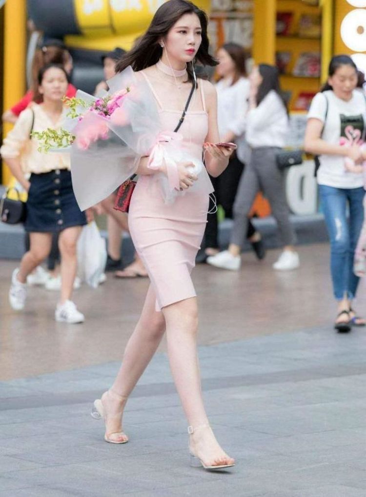 身材高挑|街拍：身材高挑的美女，一件白色一字肩配蓝色牛仔裤，都市丽人范