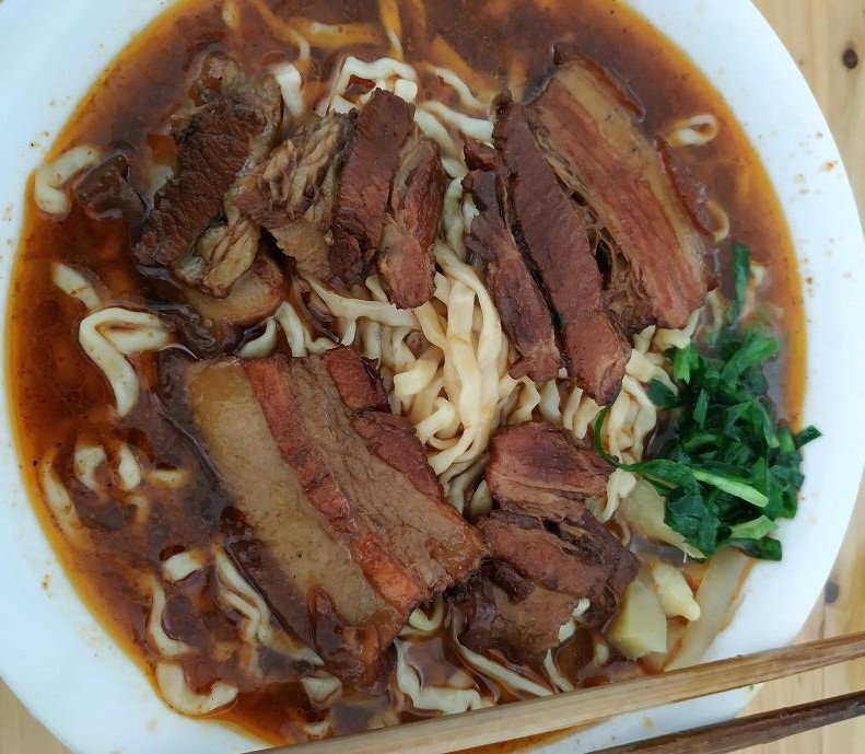 面里|深巷里的老面馆,开了近三十年只有六张桌子,食客:面里的肉真多
