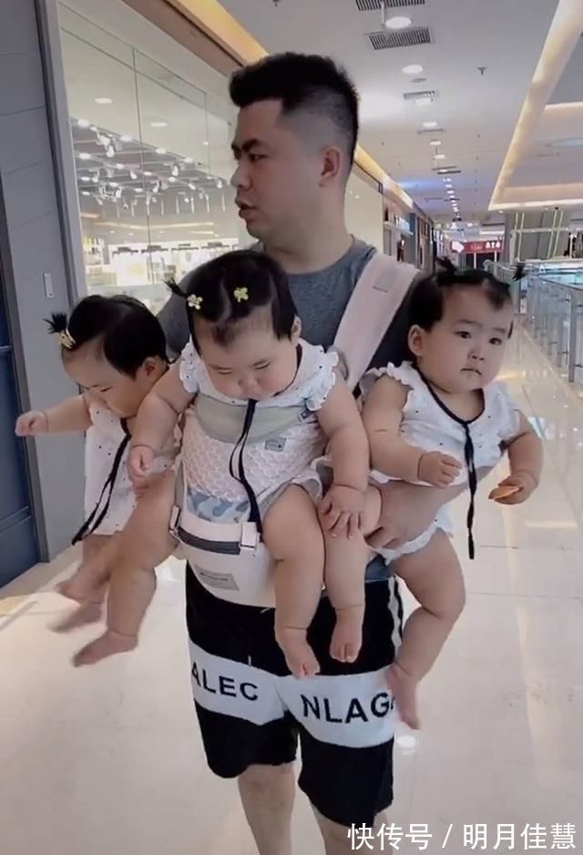 宝妈|爸妈带仨娃逛商场,爸爸怀抱成必争之地,妈妈坐小推车不香吗