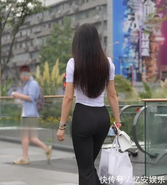 针织 牛仔打底裤搭配时尚粉色上衣，穿着效果，开创了一个时尚风潮！